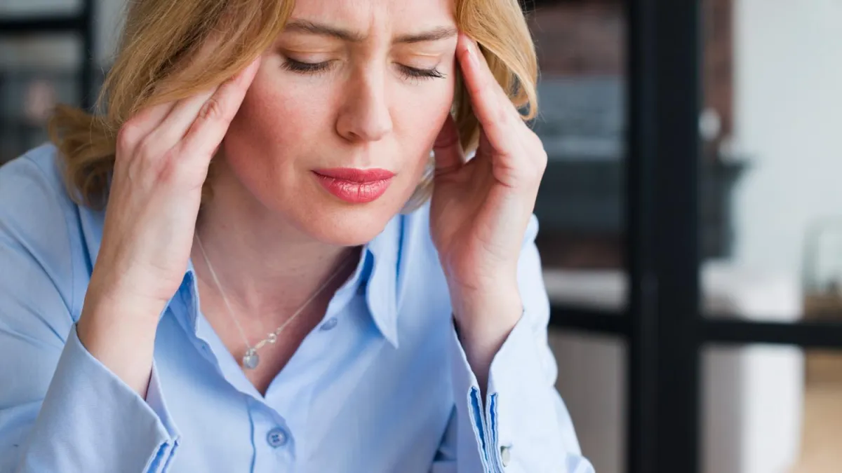 woman experiencing brain fog
