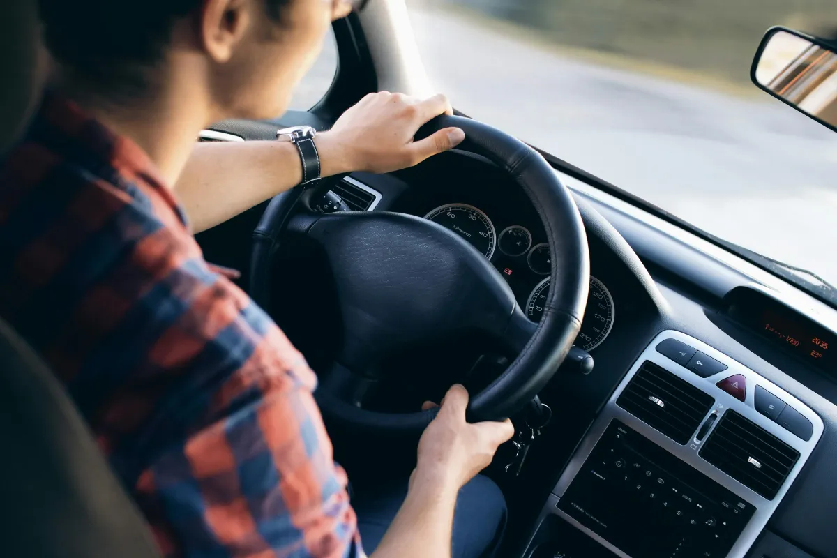 Conductora buscando seguro de auto mínimo en Florida