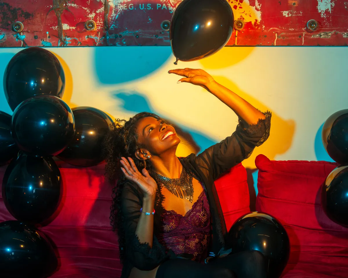 Laura playing with balloons during her fine art birthday session