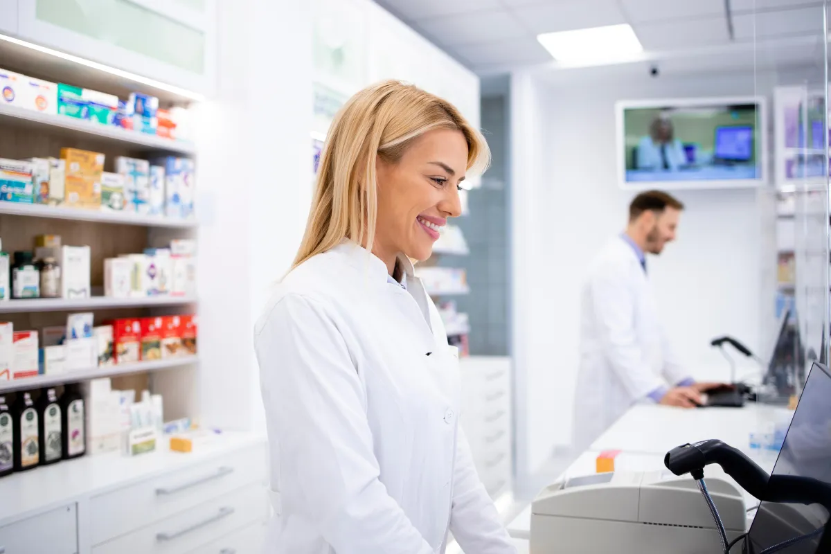 Apothekerin bei der Ausgabe am HV