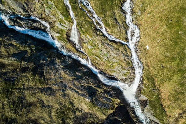 Overhead image of multiple streams converging as metaphor for multiple streams of income