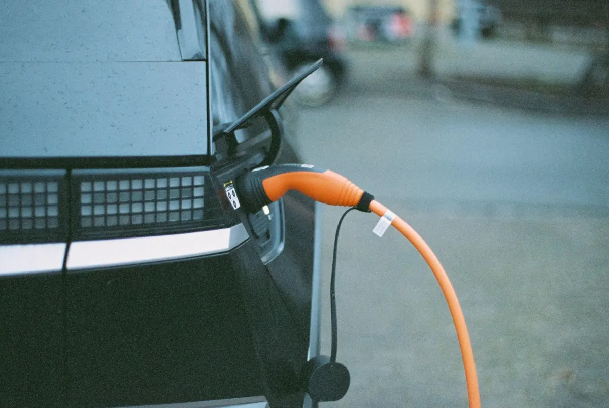 The Role of Battery Storage in EV Charging: How Batteries Reduce Peak Demand