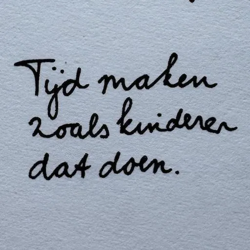 Inspirerend handschrift over tijdsbeleving door kinderen, gericht op vertragend opvoeden en aandachtig samenzijn.