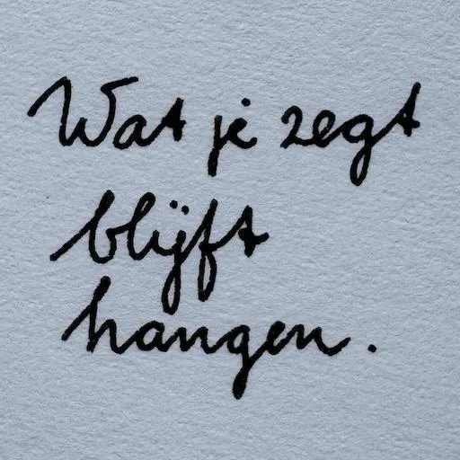 Korte opvoedkundige boodschap in handschrift over de kracht van taal en communicatie met kinderen.