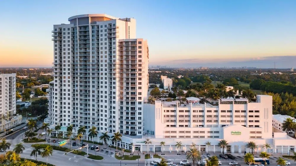 Are you ready to own in the fastest-growing area of South Florida? 🏙️ The best units in Hollywood FL are going fast — don’t miss out! 📲 DM me to secure yours today!