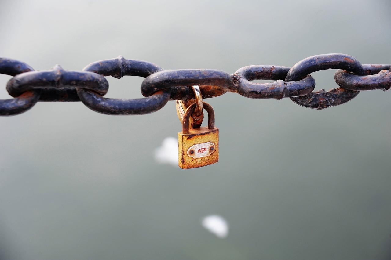 Lucchetto bloccato in catena