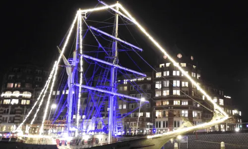 Trouwschip bounty blauw wit verlicht