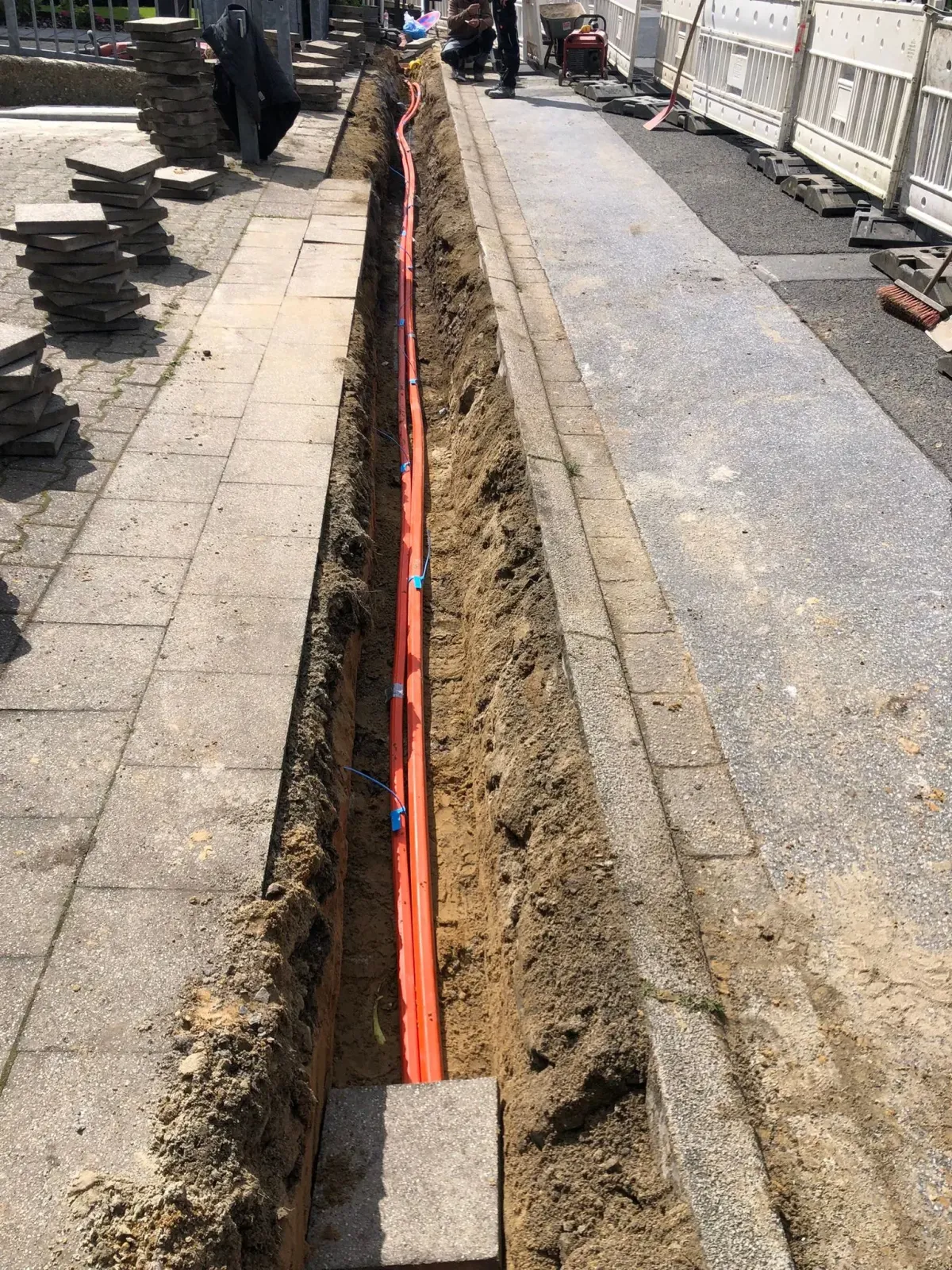 Weg mit Kabeln verlegen
