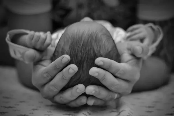 newborn baby head - How To Take Care Of Baby's Head: Fontanelles and Flat Heads in Babies