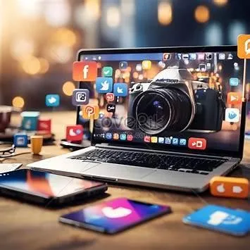 جهاز كمبيوتر محمول يعرض رموز وسائل التواصل الاجتماعي وكاميرا رقمية — مثال على التسويق الرقمي واختيار القنوات المناسبة للمشروع