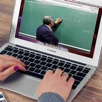 شخص يشاهد أستاذًا يشرح على السبورة عبر الإنترنت — مثال على تحويل الخبرة إلى دورة تدريبية رقمية تحقق دخلًا ثابتًا