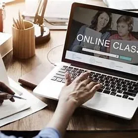 شخص يحضّر دورة تدريبية عبر الإنترنت مكتوب على شاشته Online Class — يرمز إلى تحويل الخبرة إلى كورس رقمي يحقق دخلًا ثابتًا