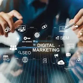 خبير تسويق رقمي يستخدم الحاسوب لعرض استراتيجيات تحويل الخبرة إلى ثروة – من إعداد INNOVATE MARKETING