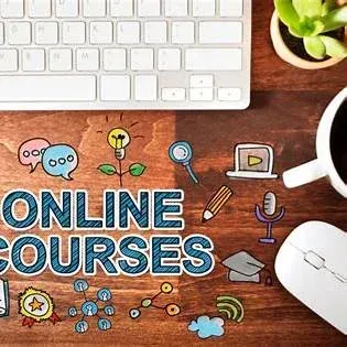 رجل يعمل على لابتوب أثناء إعداد كورس رقمي عبر الإنترنت يرمز إلى تحويل الخبرة إلى كورس مربح