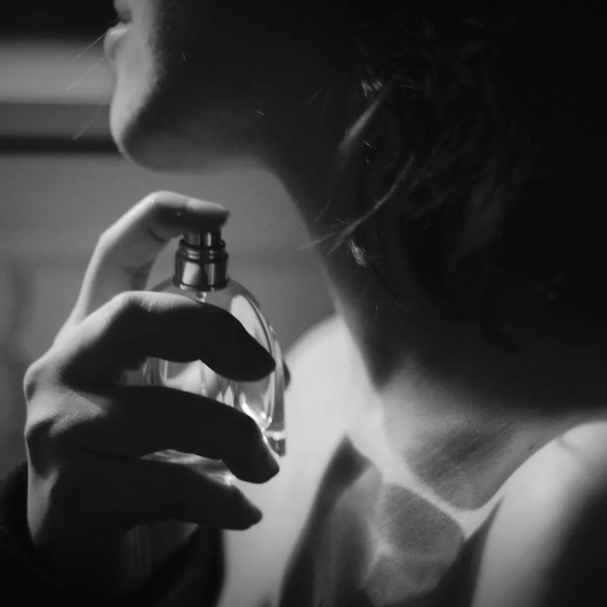 10 Signature Scents That Exude Elegance and Timeless Sophistication