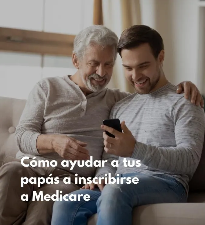Hijo ayudando a su padre a inscribirse en Medicare en el teléfono
