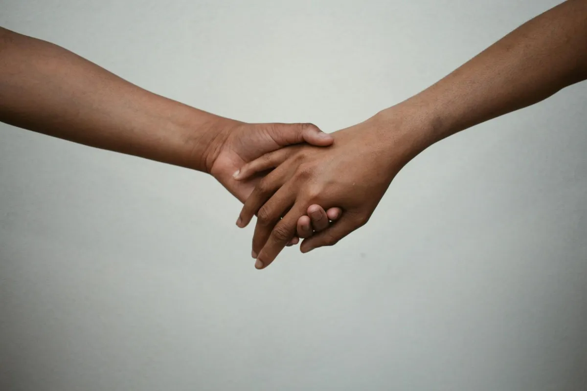 La sana dipendenza reciproca nelle relazioni: tra autenticità, legami e crescita personale