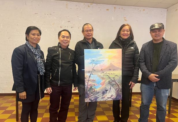 Filipino Artist Eliot Villaflor Circa Ipinakita Sa Brussels Ang Pagpinta Niya Gamit Ang Daliri