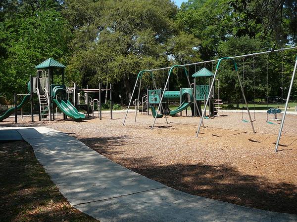 🌳 From Creekside Trails to Court-Side Hoops: Explore Fishweir Park