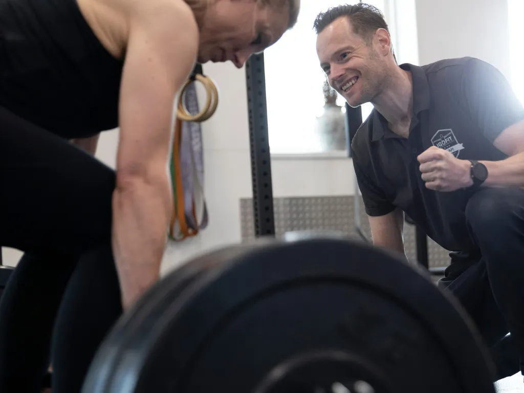 Vrouw hervat haar training na de vakantie in de studio van IGOFIT