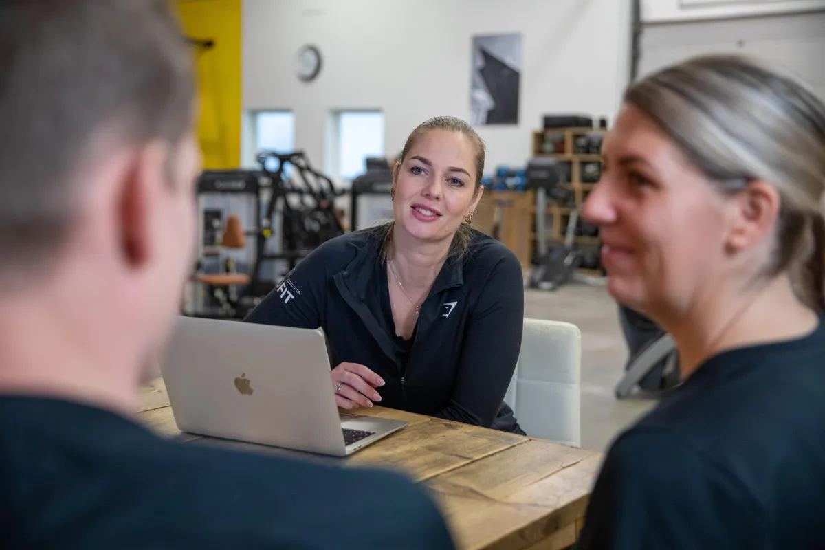 Personal trainer helpt klant met realistisch plan om af te vallen in januari in Emmeloord