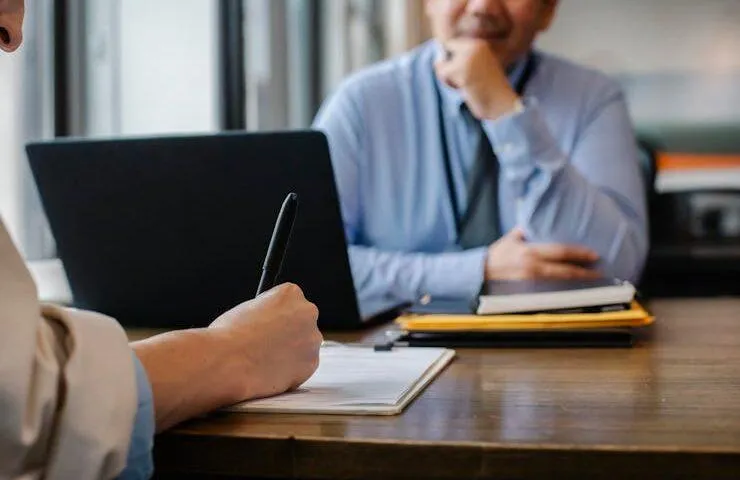 Cómo obtener tu permiso de trabajo mientras tu caso de inmigración está pendiente