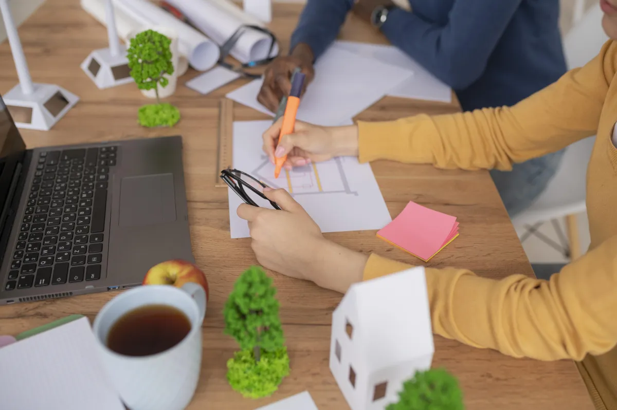 Personas utilizando una mesa de reuniones para generar estrategias de marketing