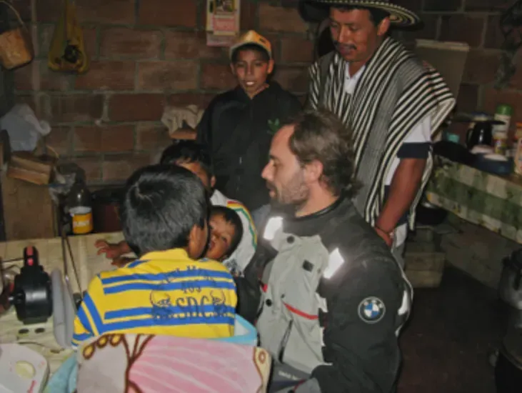 Colombia Motera Juan Pablo Gaviria Durmiendo con campesinos en el Cauca