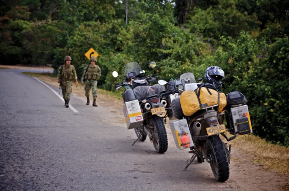 Colombia Motera Juan Pablo Gaviria vigilada por el ejercito