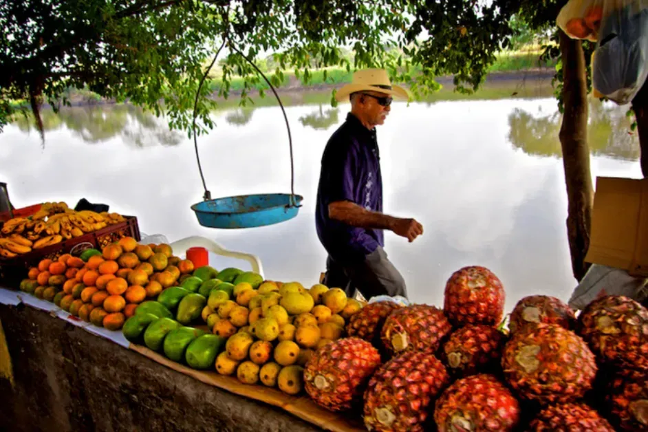 Colombia Motera Juan Pablo Gaviria vendedor de Frutas 