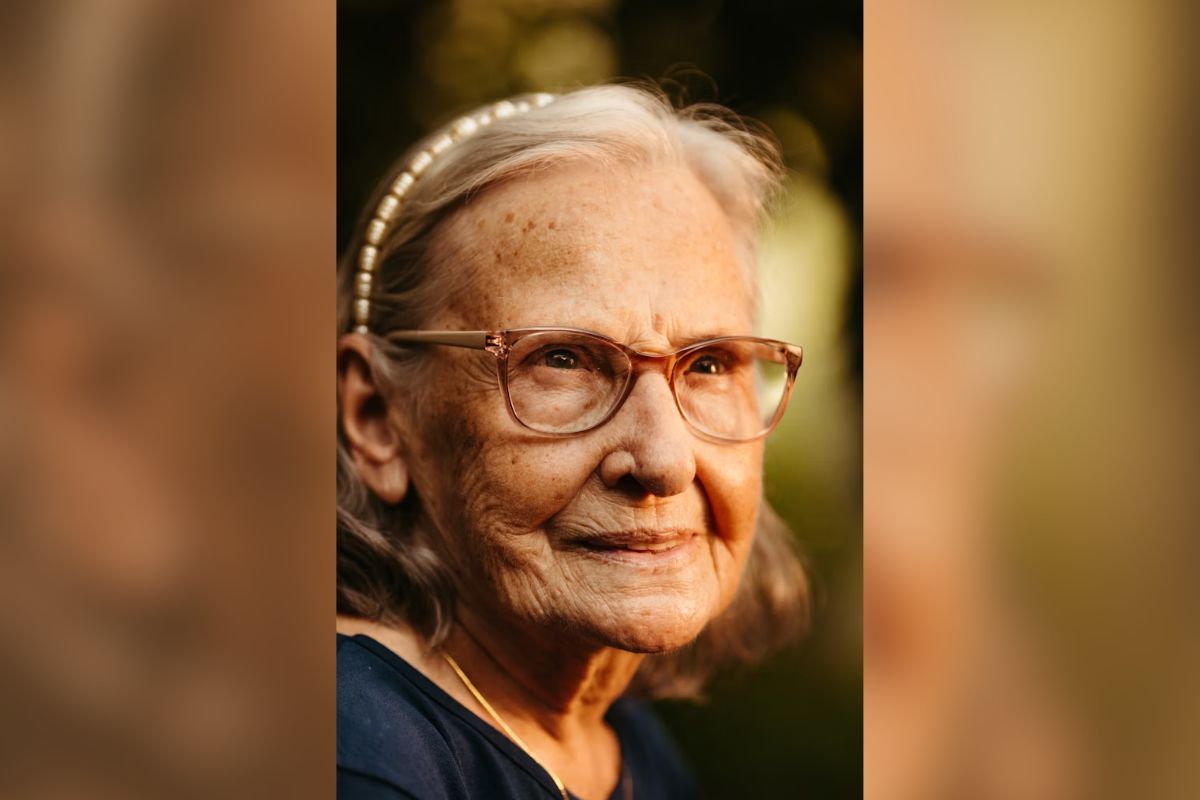 A Golden Piece of Coal: A Berlin Bus Stop Encounter