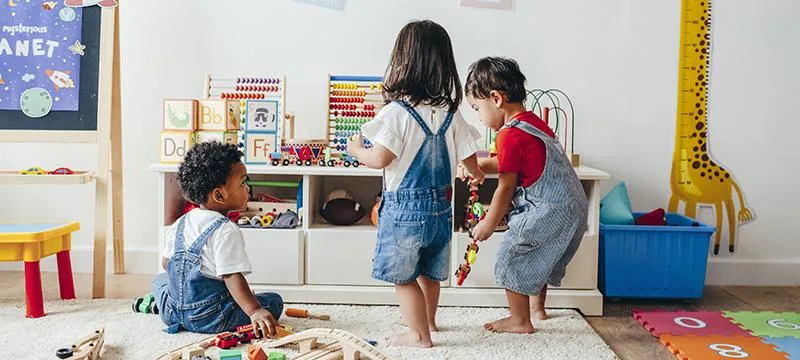 Niños felices jugando