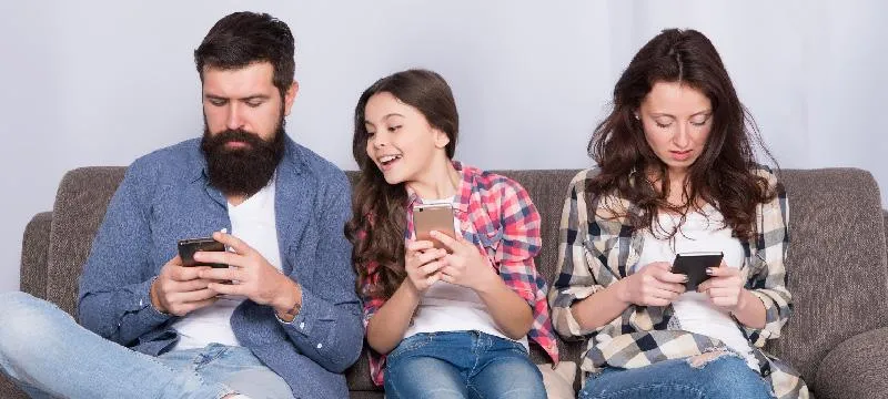 Familia con celulares