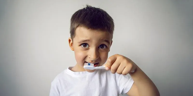 Niño lavando sus dientes