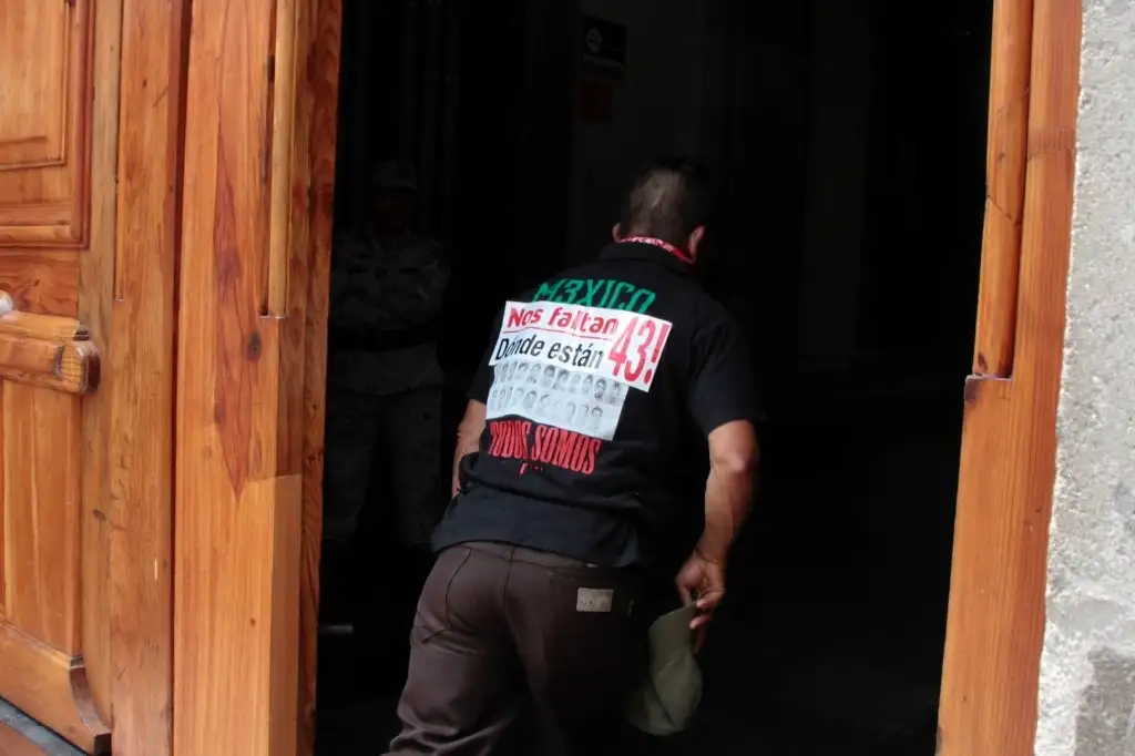 AMLO se Compromete a Entregar Informe sobre Ayotzinapa: Avances y Expectativas