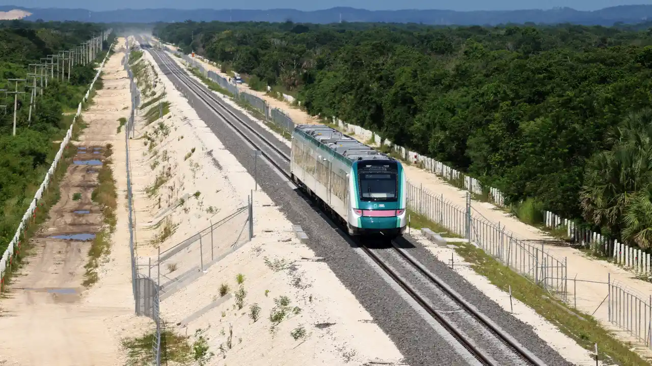 Tren Maya reanuda operaciones tras breve pausa por ciclón Beryl: Impacto mínimo en infraestructura del sureste mexicano