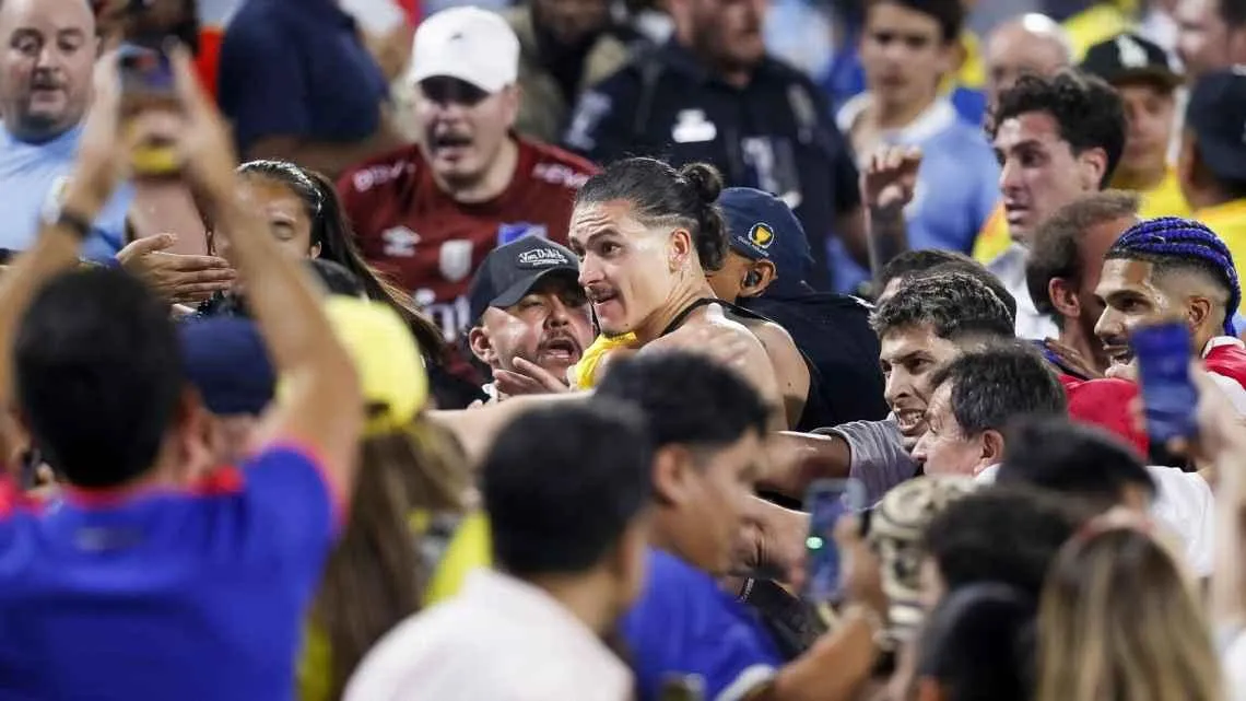 Escándalo en la Copa América: Jugadores uruguayos y aficionados colombianos protagonizan altercado en las gradas