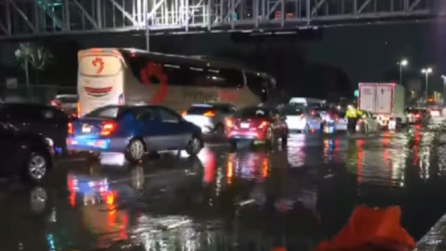 Caos vial en CDMX: Inundaciones paralizan acceso al AICM y Circuito Interior