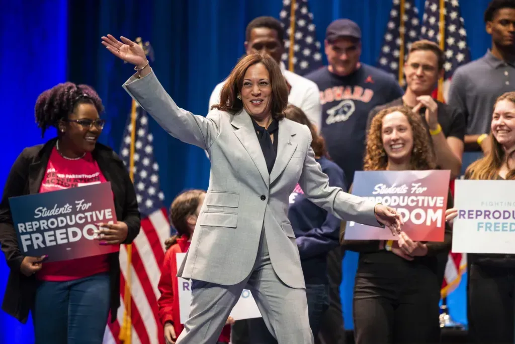 Kamala Harris: La Carrera Presidencial Toma un Giro Histórico con su Nominación Demócrata