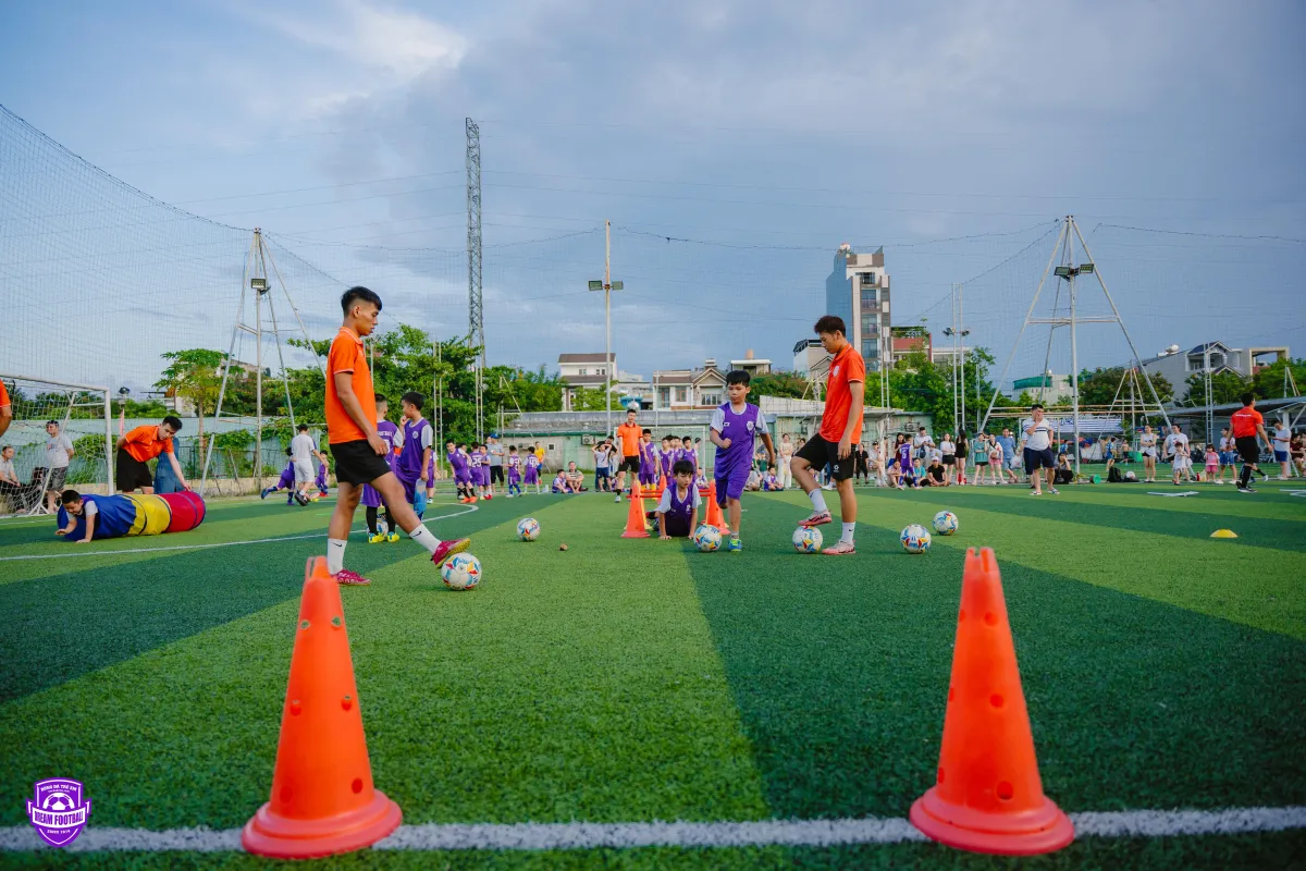 Tuyển giáo viên dạy bóng đá