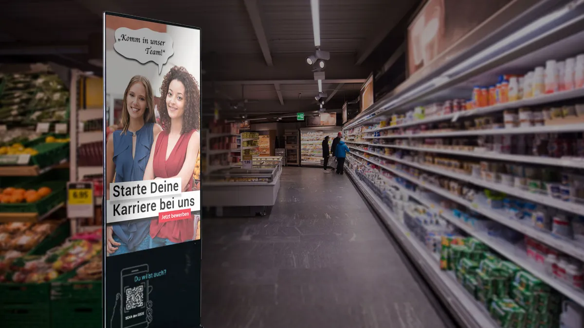 „TOUCHwall Werbestele im Einzelhandel – modernes digitales Display zur Verkaufsförderung direkt am Point of Sale. Interaktive Inhalte steigern Aufmerksamkeit und Kundenerlebnis im Geschäft.“