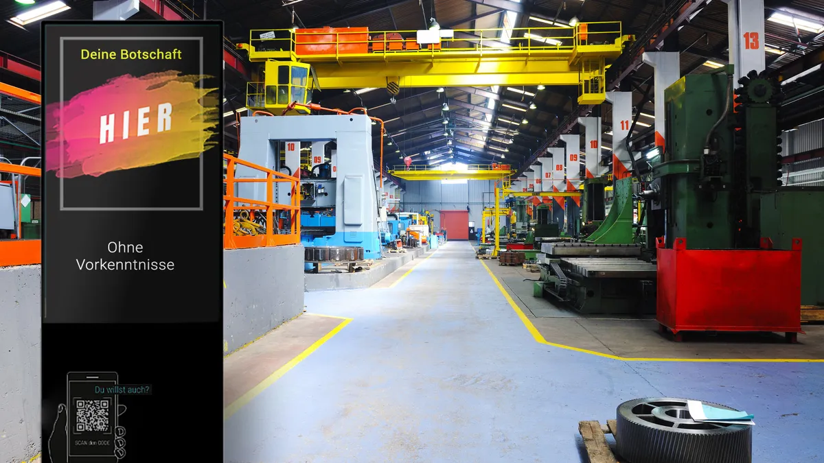 „Digitale TOUCHwall Stele in der Werkshalle – robustes Display zur Anzeige von Produktionsdaten, Sicherheitsinfos und Schichtplänen.“