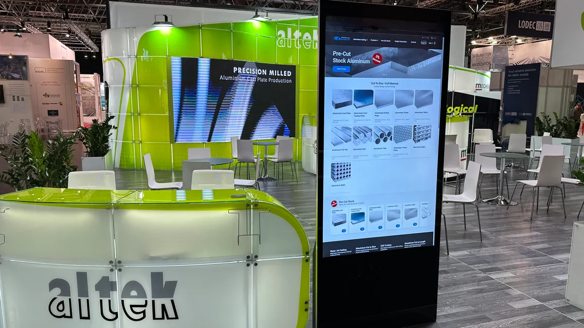 „TOUCHwall im Einsatz auf der Aluminium Messe – interaktive Präsentation am Messestand von Altek mit digitalem Display zur Leadgenerierung und Kundenberatung.“