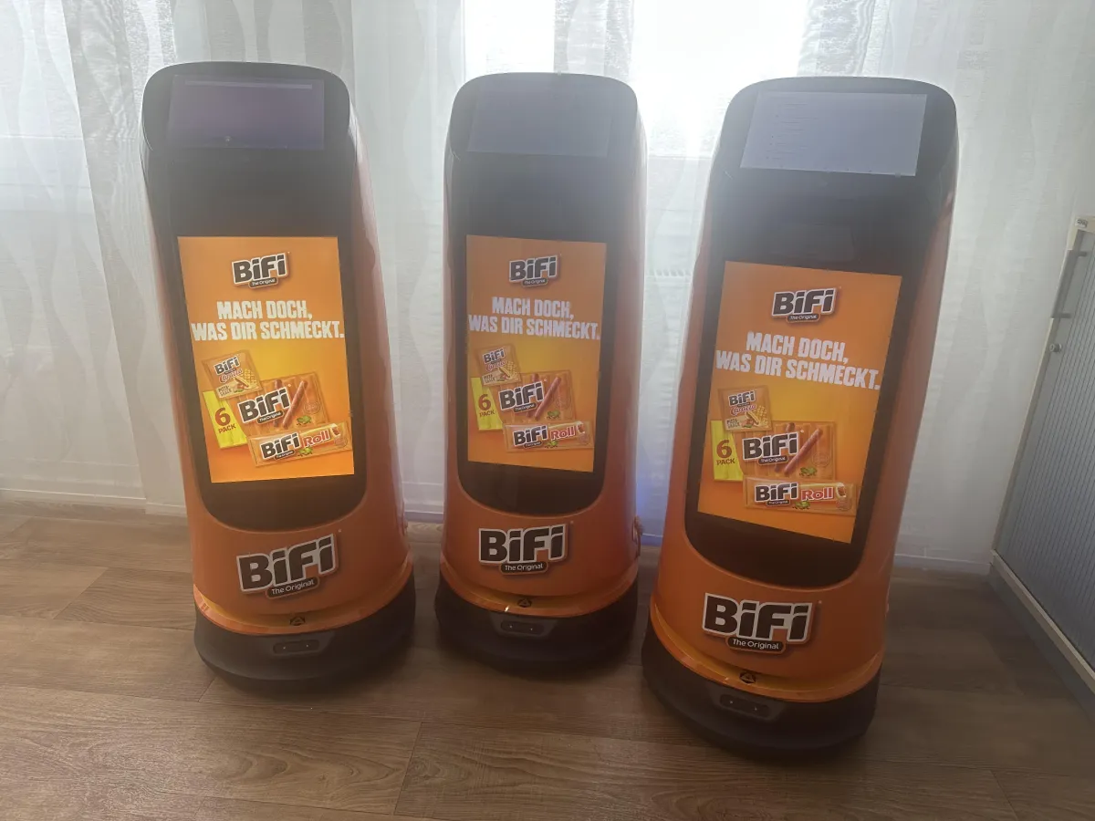 „Bifi Roboter Gewinnspiel – umgesetzt von AudaMedia mit SERROBOTS und dem KettyBot als interaktivem Verkaufsroboter zur POS-Promotion.“