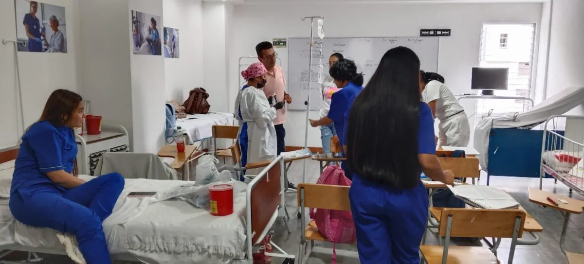 Estudiantes de enfermería realizando actividades prácticas en el laboratorio de enfermería de nuestra sede en Pereira