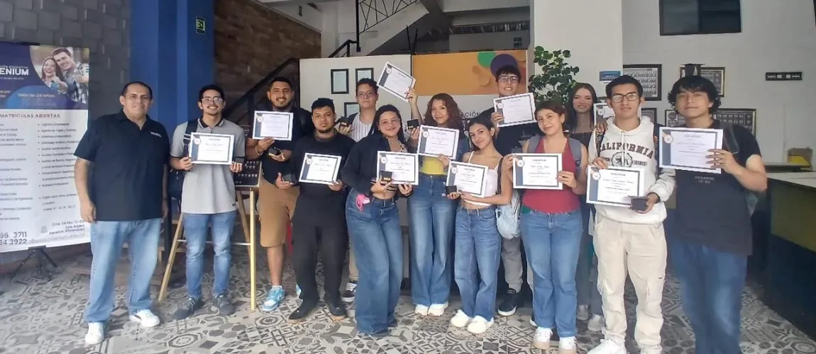 Estudiantes de la Corporación Educativa Milenium reciben certificados en ceremonia académica, celebrando un nuevo logro en su proceso de formación