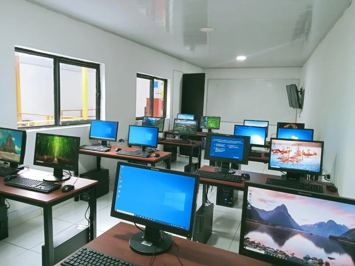 Sala de sistemas de la Corporación Educativa Milenium en Mistrató, equipada con 16 computadores para fortalecer la formación digital y reducir la brecha tecnológica en la comunidad educativa.