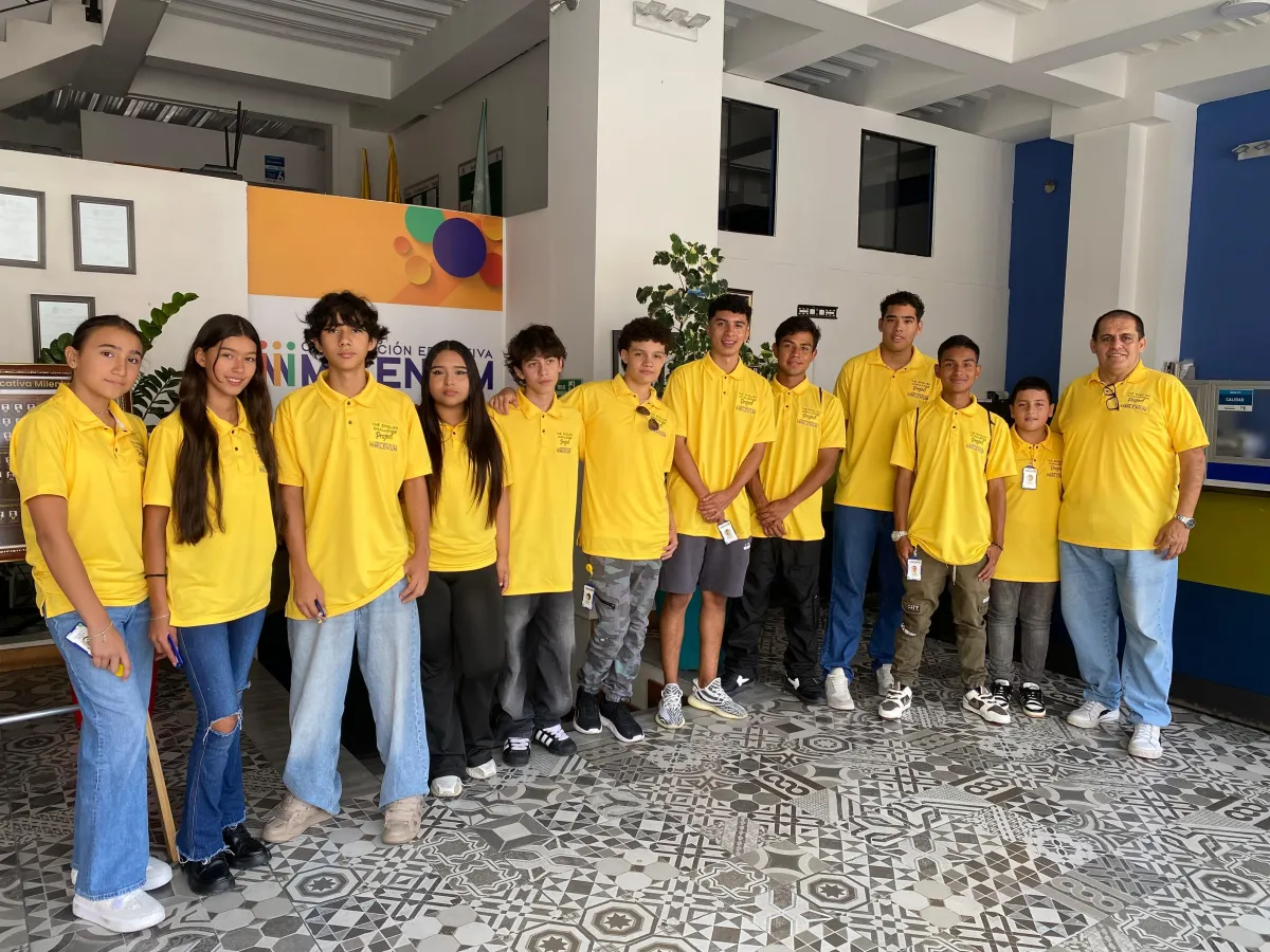 Primer grupo de estudiantes del proyecto English Program Challenge