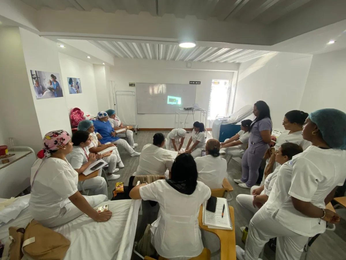 estudiantes del programa auxiliar de enfermeria realizando practicas en simuladores en milenium