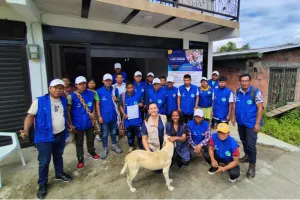 Imagen que muestra los participantes del evento y uno de ellos sostiene el certificado